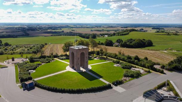 Ejer Bavnehøj og Møllehøj ved Skanderborg