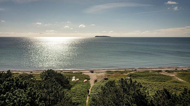 Hjelm Dyb ved Djurslands kyst med strand