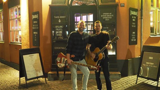 Guitarister underholder ved julefrokosten på restaurant BABBA