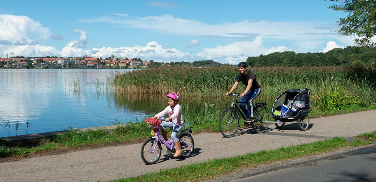 Familie på cykeltur omkring Viborg Søerne