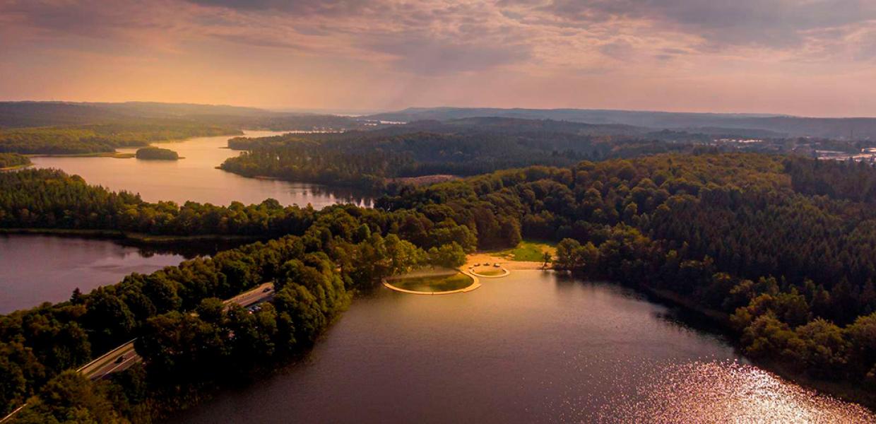 Skovene i efterårsfarver med søbadene ved Alminde Sø i Silkeborg