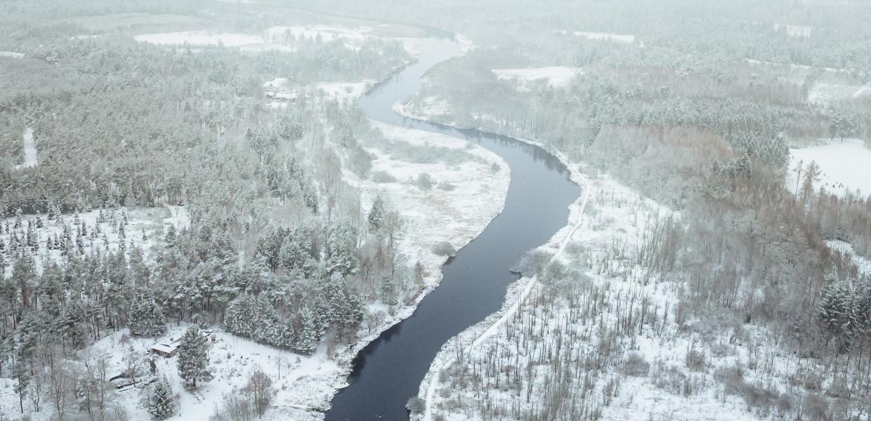 Gudenåen omgivet af vinter og sne 