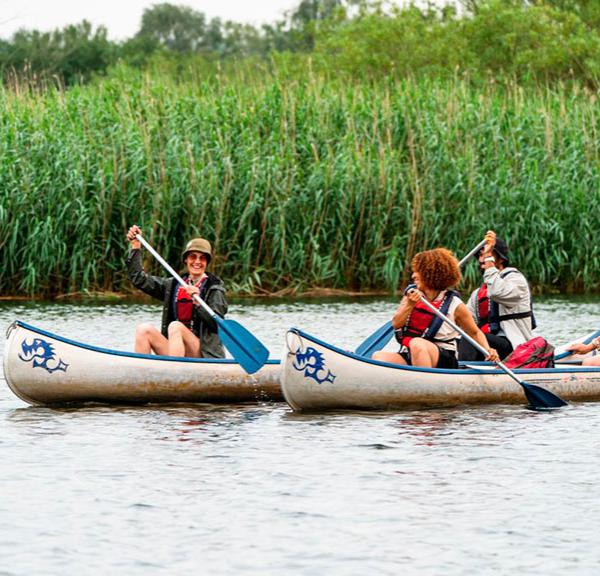 Par og venner sejler i kano på Gudenåen