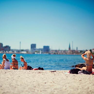 Piger på strand nyder sommeren i Aarhus