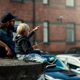 Far og søn chiller i Latinerkvarteret i Aarhus