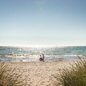 Par på tur langs Grenaa strand på Djursland