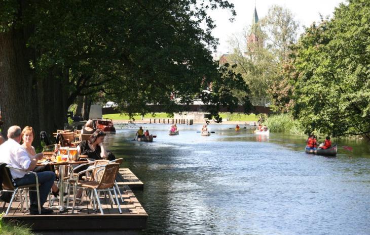 Cosiness at a café along the Gudenå River in the Lake District